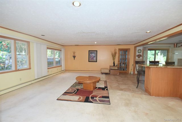 29 Ivy Hill Drive, Hauppauge, NY 11787
