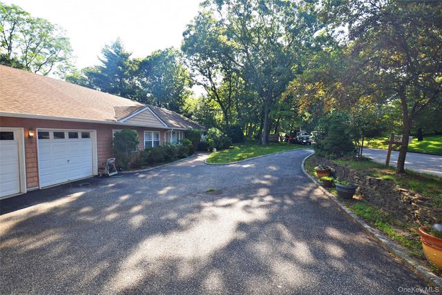 29 Ivy Hill Drive, Hauppauge, NY 11787