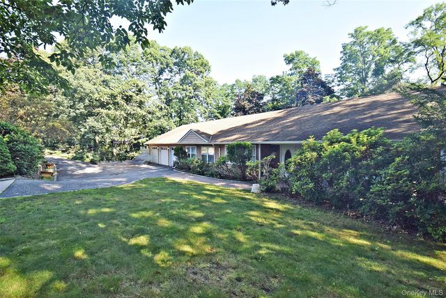 29 Ivy Hill Drive, Hauppauge, NY 11787