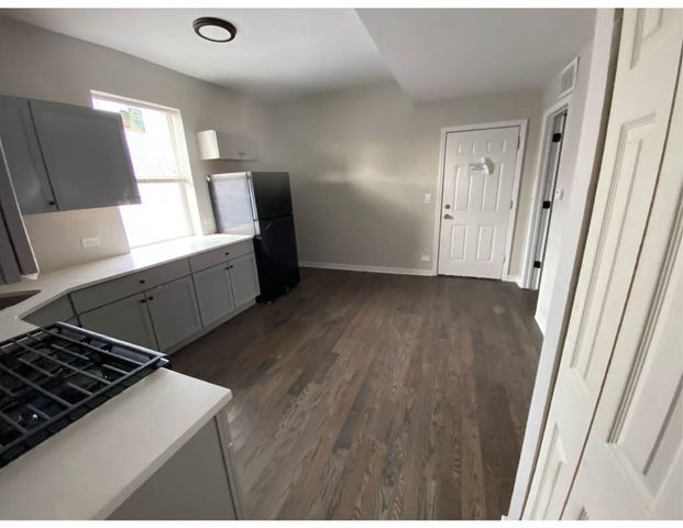 8744 S Saginaw Avenue, Chicago, IL 60617