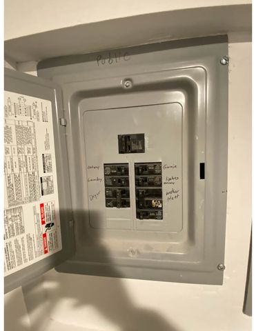 8744 S Saginaw Avenue, Chicago, IL 60617