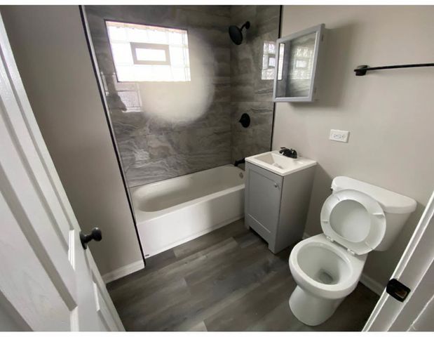 8744 S Saginaw Avenue, Chicago, IL 60617