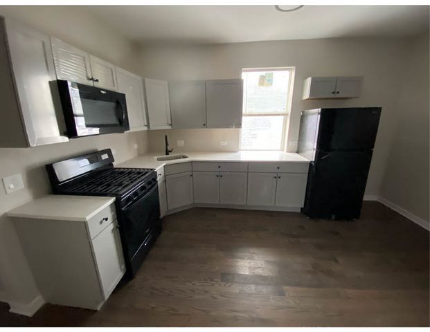 8744 S Saginaw Avenue, Chicago, IL 60617