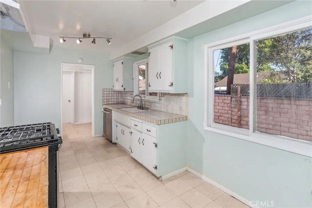 7915 Owensmouth Avenue, Canoga Park, CA 91304