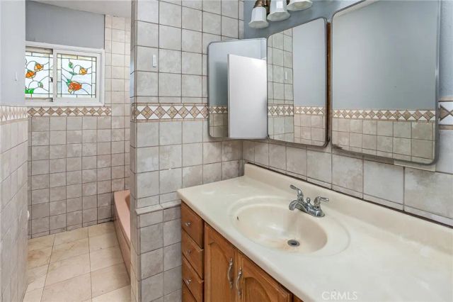 7915 Owensmouth Avenue, Canoga Park, CA 91304
