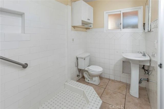 7915 Owensmouth Avenue, Canoga Park, CA 91304
