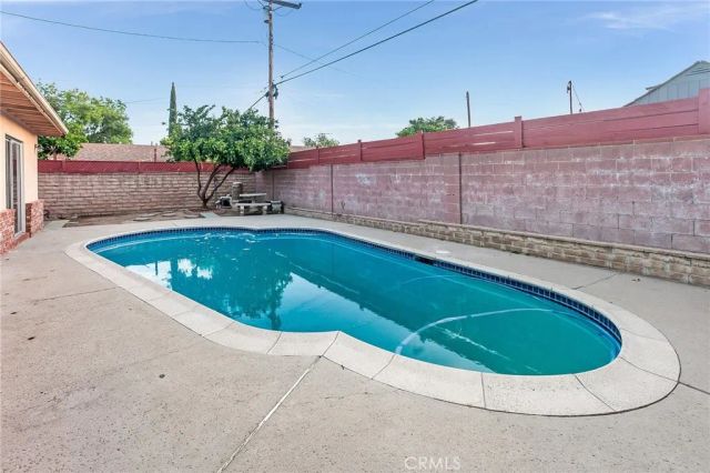 7915 Owensmouth Avenue, Canoga Park, CA 91304
