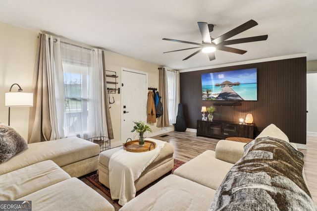 230 Aspen Lake Drive W, Newnan, GA 30263