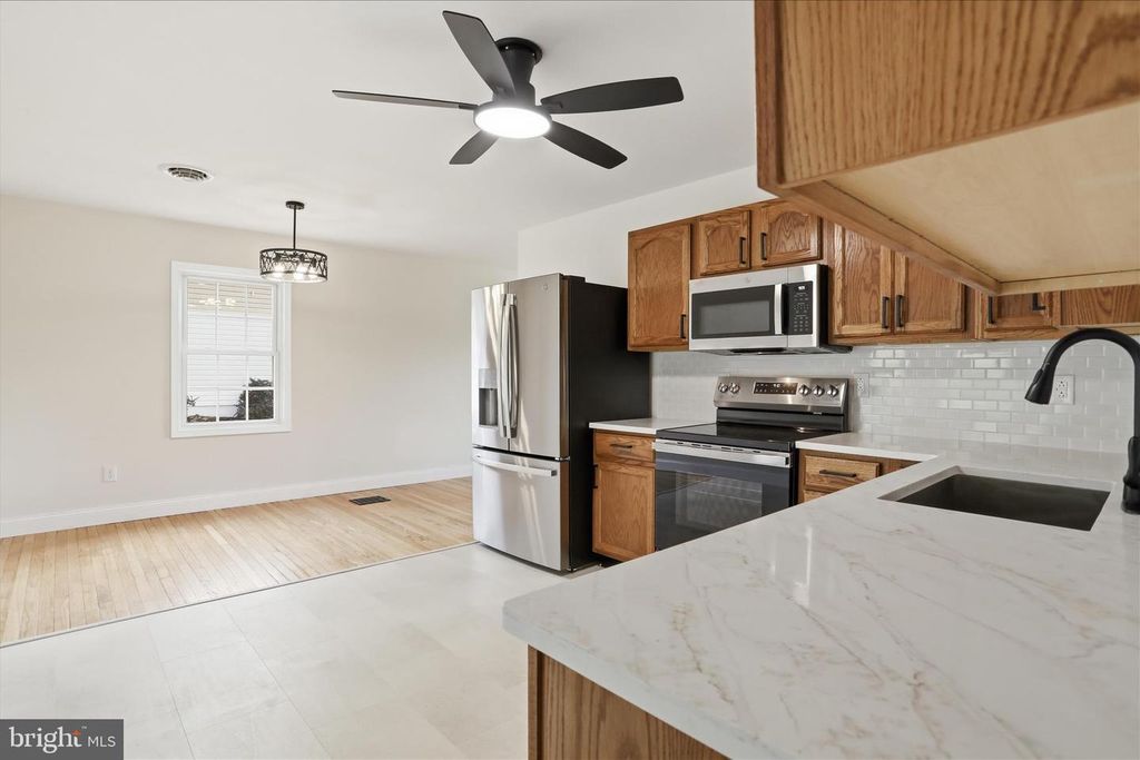 Image 10 of property listing at 15411 SHAMROCK RD SW, Cresaptown, MD 21502