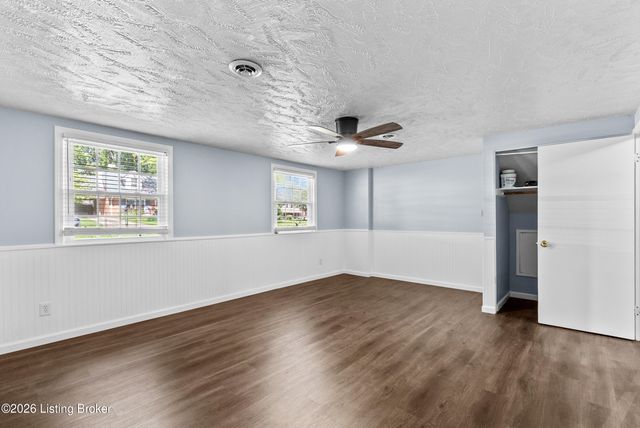 9306 Trentham Ln, Louisville, KY 40242