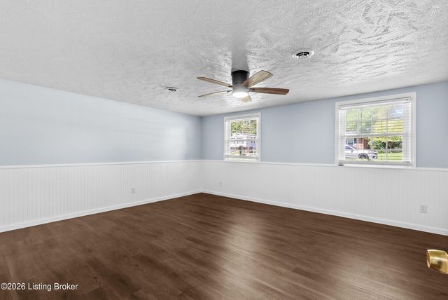 9306 Trentham Ln, Louisville, KY 40242