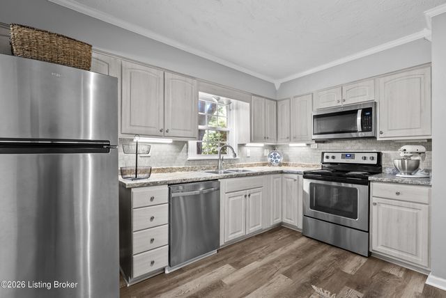 9306 Trentham Ln, Louisville, KY 40242