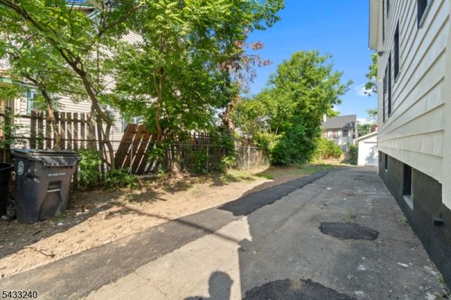 306 Smith St, Newark City, NJ 07106