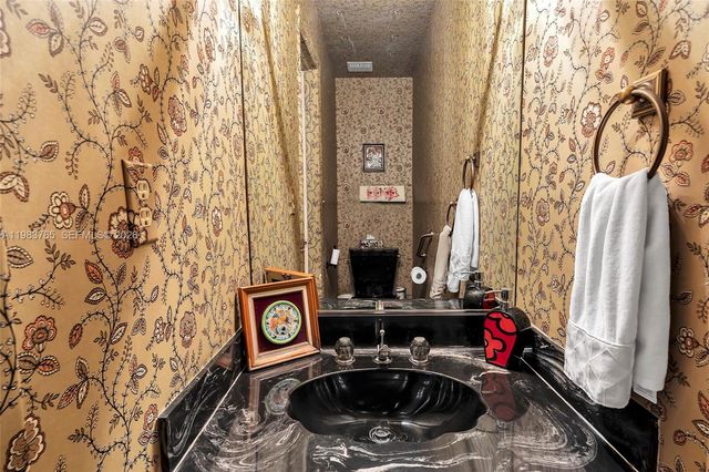 2132 NE 171st St, North Miami Beach, FL 33162