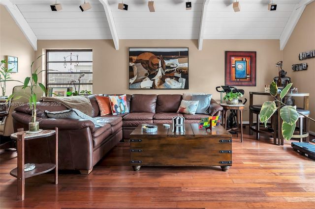 2132 NE 171st St, North Miami Beach, FL 33162