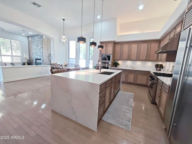 136 E DESERT WIND Drive, Phoenix, AZ 85048