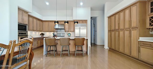 136 E DESERT WIND Drive, Phoenix, AZ 85048