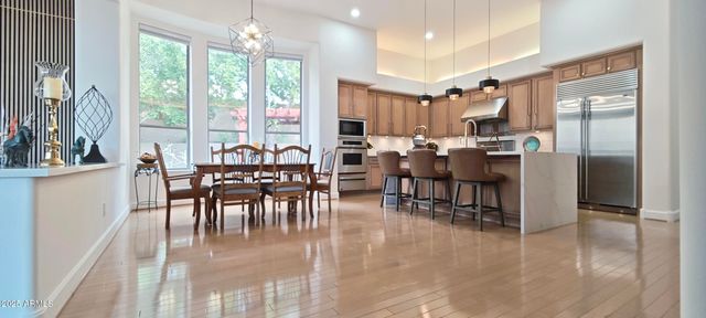 136 E DESERT WIND Drive, Phoenix, AZ 85048