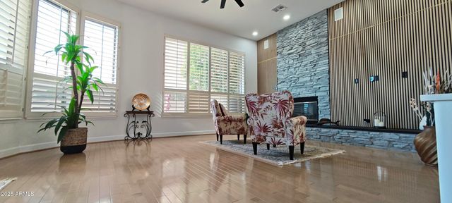 136 E DESERT WIND Drive, Phoenix, AZ 85048