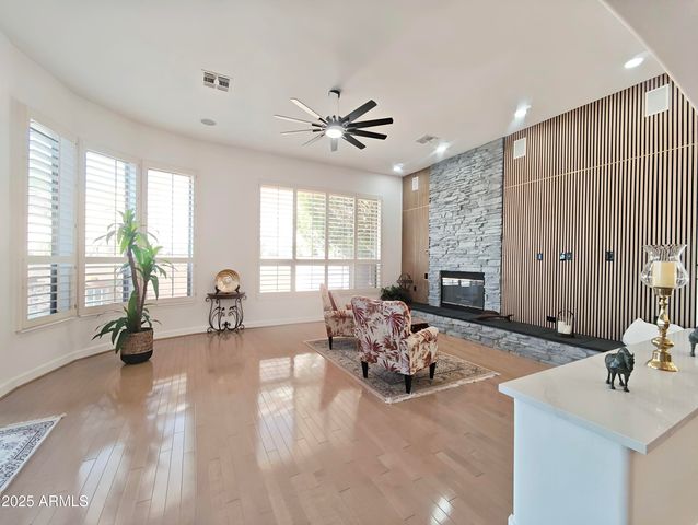 136 E DESERT WIND Drive, Phoenix, AZ 85048