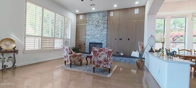 136 E DESERT WIND Drive, Phoenix, AZ 85048