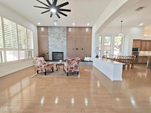 136 E DESERT WIND Drive, Phoenix, AZ 85048