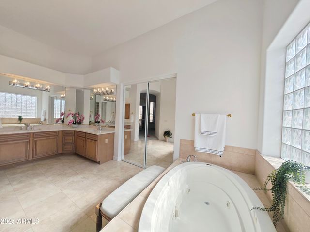 136 E DESERT WIND Drive, Phoenix, AZ 85048