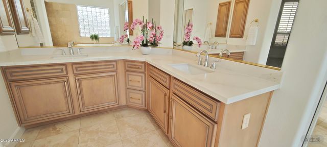 136 E DESERT WIND Drive, Phoenix, AZ 85048