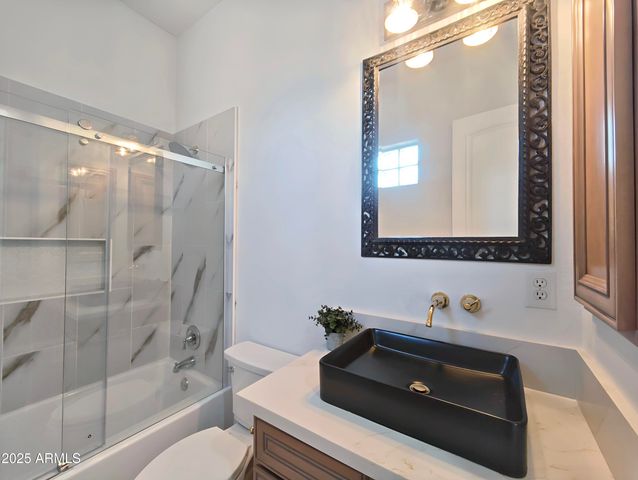 136 E DESERT WIND Drive, Phoenix, AZ 85048