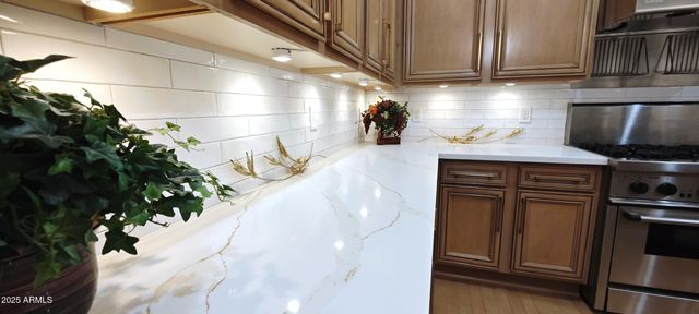 136 E DESERT WIND Drive, Phoenix, AZ 85048