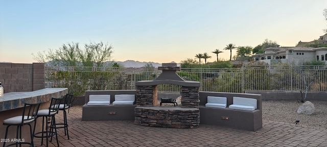 136 E DESERT WIND Drive, Phoenix, AZ 85048