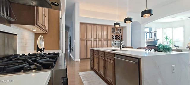 136 E DESERT WIND Drive, Phoenix, AZ 85048