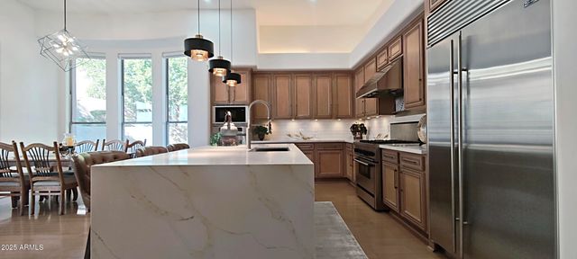 136 E DESERT WIND Drive, Phoenix, AZ 85048