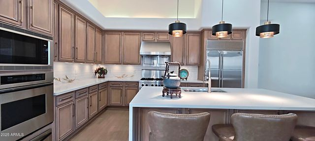 136 E DESERT WIND Drive, Phoenix, AZ 85048