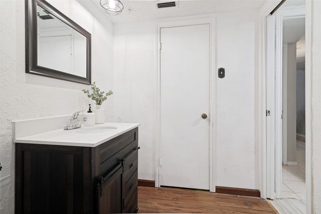 805 W Rochelle Road, Irving, TX 75062