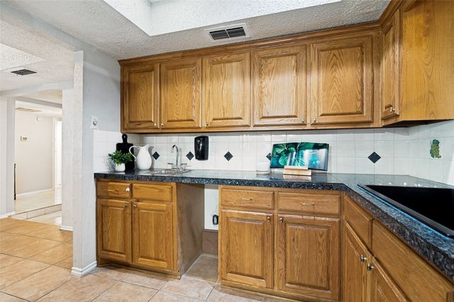 805 W Rochelle Road, Irving, TX 75062