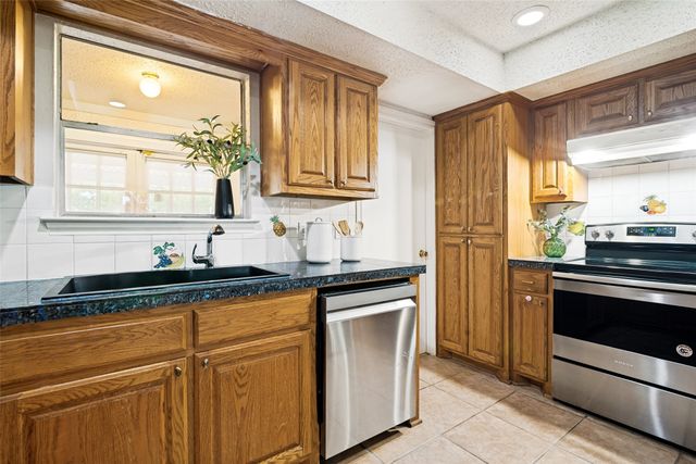 805 W Rochelle Road, Irving, TX 75062