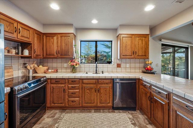 11817 Warbler Way, Penn Valley, CA 95946