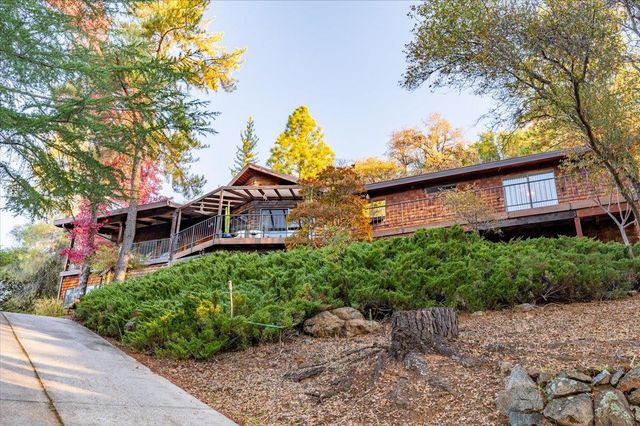 11817 Warbler Way, Penn Valley, CA 95946