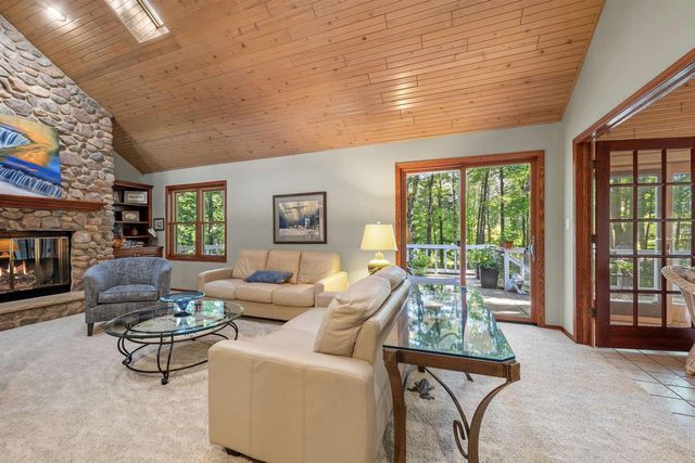 2085 CRESTWOOD SPRINGS DRIVE, Green Bay, WI 54304