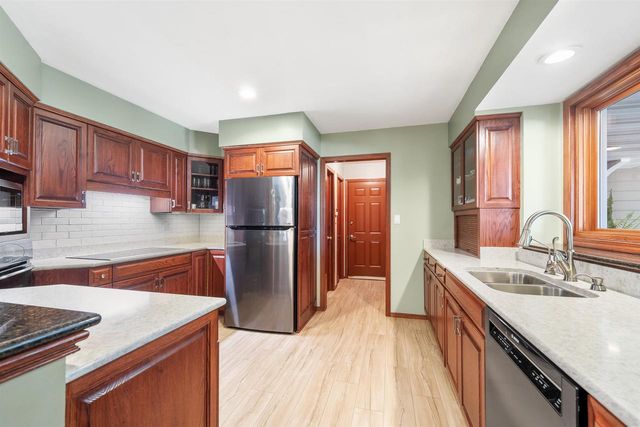 2085 CRESTWOOD SPRINGS DRIVE, Green Bay, WI 54304
