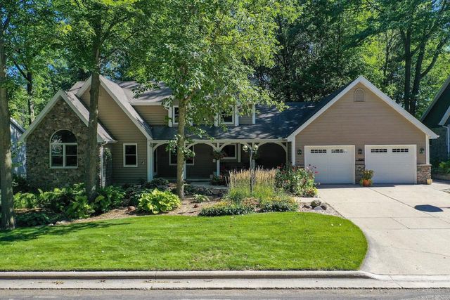 2085 CRESTWOOD SPRINGS DRIVE, Green Bay, WI 54304