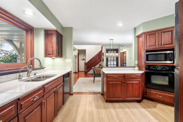 2085 CRESTWOOD SPRINGS DRIVE, Green Bay, WI 54304