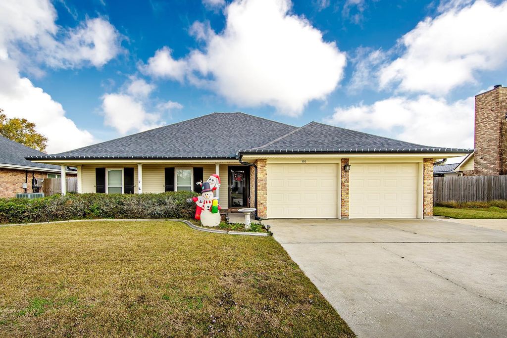 302 Lancaster Dr, Houma, LA 70360
