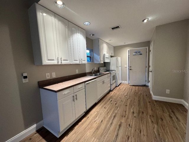 270 E LAKE AVENUE, Longwood, FL 32750