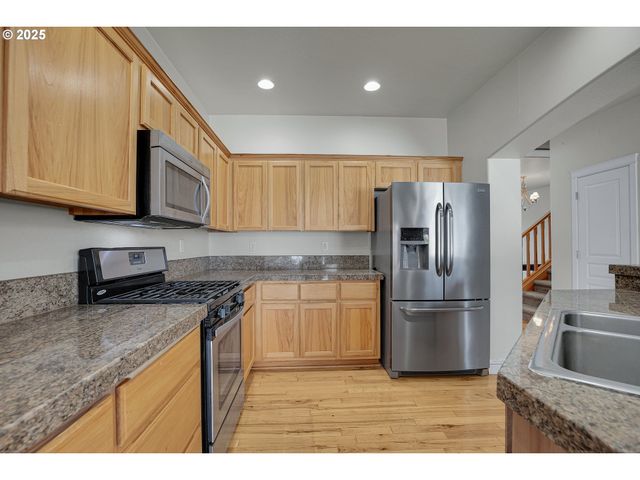 812 N 27TH Ave, Cornelius, OR 97113