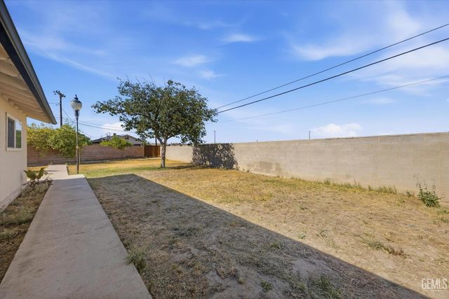 1031 Elizabeth Court, Bakersfield, CA 93308
