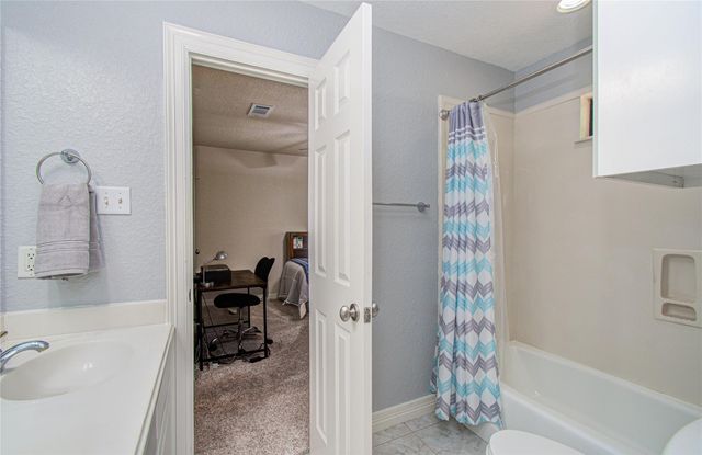 805 Enchanted Oaks Drive, Angleton, TX 77515