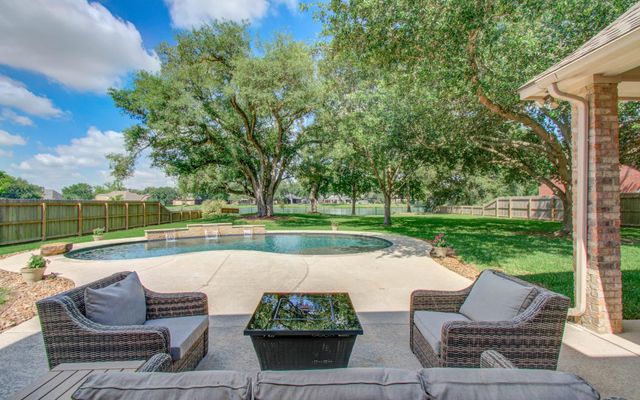 805 Enchanted Oaks Drive, Angleton, TX 77515