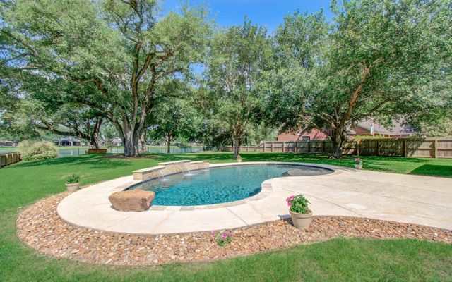 805 Enchanted Oaks Drive, Angleton, TX 77515